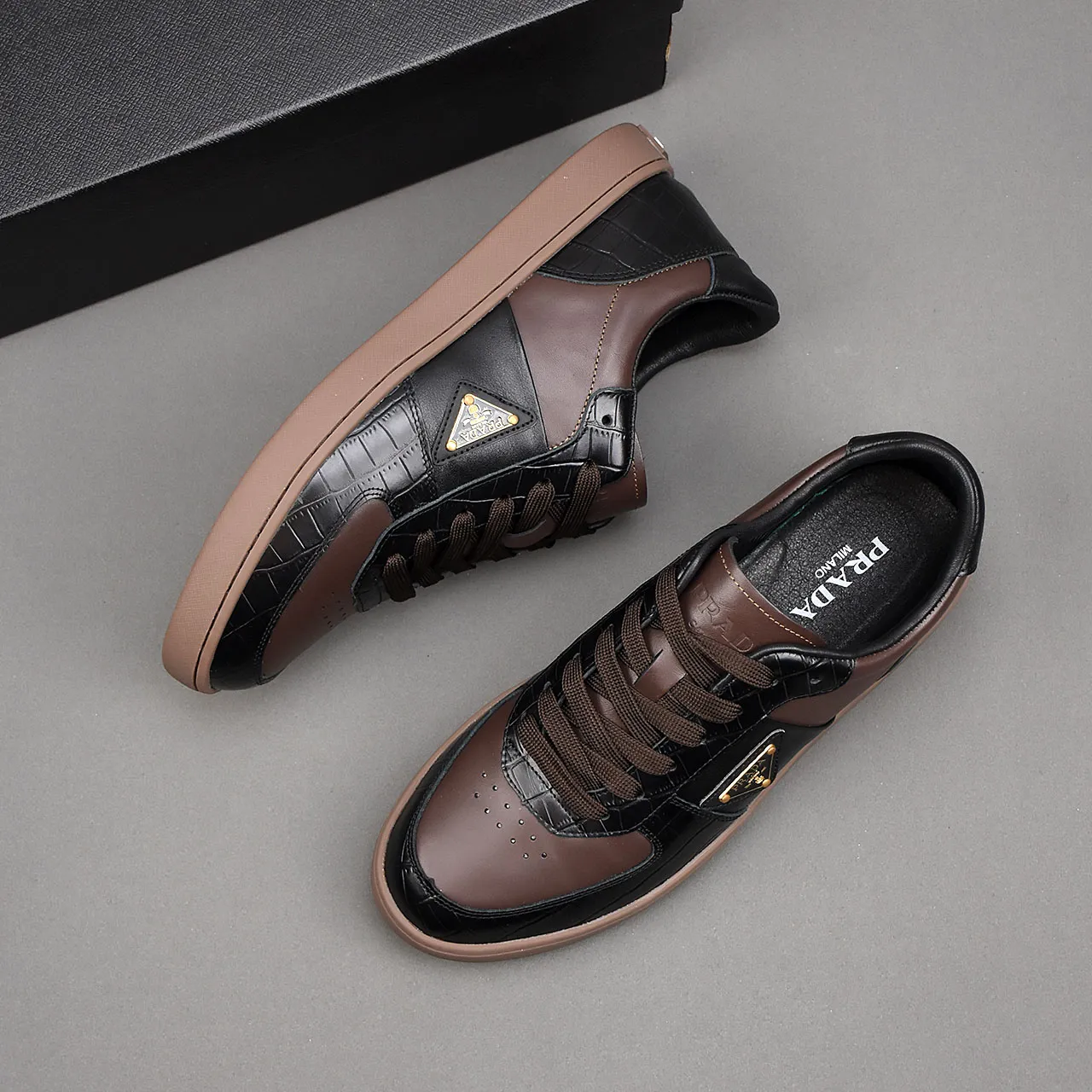 PP400👟👟👟Prada set off the audience! Prada, an international brand that is constantly innovating, this men's casual shoe, the original version, made of cowhide leather at a ratio of one to one at the store, with leather feet and rubber non-slip outsole, breathable and comfortable, quality speaks for itself👄38-44